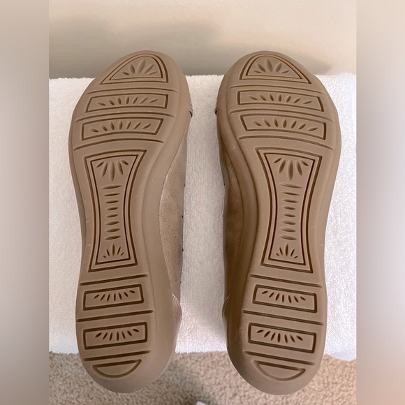 White Mountain Taupe Women’s Flats - Picture 2 of 6